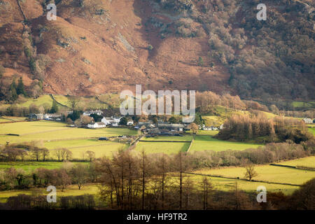 Il villaggio di Rosthwaite e scenario di Borrowdale valley in inverno il sole, il Lake District Cumbria Regno Unito Foto Stock