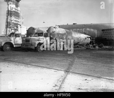 Questa immagine della collezione Atlas raffigura un primo piano della cabina di pilotaggio di un aereo militare, che mostra gli strumenti e i comandi dettagliati all'interno della cabina di pilotaggio. Foto Stock