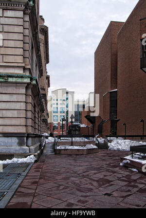 Passaggio pedonale tra il centro civico e il palazzo di giustizia che conduce alla stazione di polizia di Syracuse, New York Foto Stock