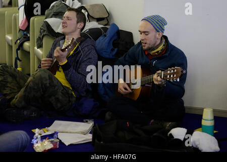La lettonia. 28 dicembre, 2016. Giovani pellegrini Siediti sul pavimento, il canto e la posa di canzoni sul loro chitarre. Diverse migliaia di giovani pellegrini provenienti da tutta Europa e oltre sono arrivati a Riga in Lettonia per l annuale Incontro europeo dei giovani di Taizé ecumenico comunità. L incontro di preghiera e di meditazione è tenuta sotto il motto "pellegrinaggio di fiducia sulla terra ". © Michael Debets/Pacific Press/Alamy Live News Foto Stock