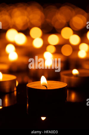 Molte candele accese con profondità di campo Foto Stock