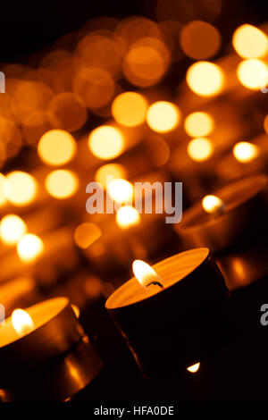 Molte candele accese con profondità di campo Foto Stock