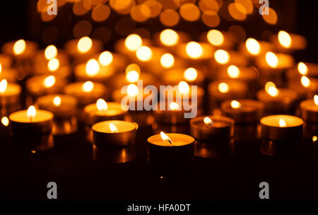 Molte candele accese con profondità di campo Foto Stock