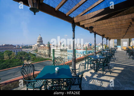 L'Avana, Cuba. Vista sul Paseo del Prado, dal Capitolio Nacional e il Gran Teatro a partire dal tetto del Hotel Parque Central, El Prado, Habana Vieja, Cuba. Foto Stock