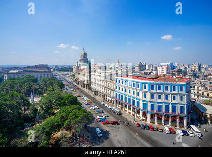 L'Avana, Cuba. Vista sul Paseo del Prado, dal Capitolio Nacional e il Gran Teatro a partire dal tetto del Hotel Parque Central, El Prado, Habana Vieja, Cuba. Foto Stock