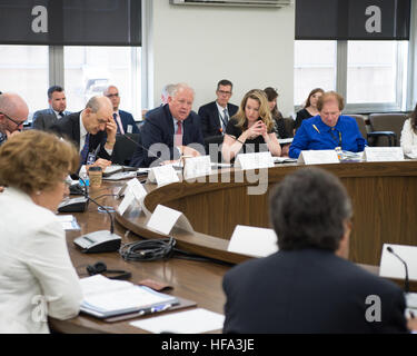 Il Sottosegretario di Stato per gli Affari Politici Thomas Shannon, con il Consiglio di Sicurezza Nazionale Vice Homeland Security Advisor e vice Assistente del Presidente Amy Papa, offre commento al triangolo settentrionale dialogo ad alto livello con la partecipazione di rappresentanti da Central America del Nord di triangolo - El Salvador, Guatemala e Honduras - presso l'U.S. Il Dipartimento di Stato a Washington D.C., il 19 ottobre 2016. Foto Stock