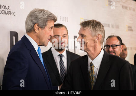 Con Leonardo DiCaprio guardando, U.S. Il segretario di Stato John Kerry parla con la NASA il dott. I venditori a screening di "Prima del Diluvio" presso la sede delle Nazioni Unite a New York City il 20 ottobre 2016. Foto Stock