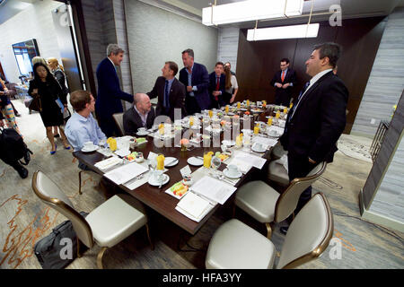 Stati Uniti Il segretario di Stato John Kerry saluta i membri di Silicon Valley di energia pulita comunità prima di una tavola rotonda su ottobre 10, 2016 al Four Seasons Silicon Valley hotel in East Palo Alto, California. Foto Stock