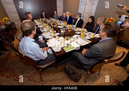 Stati Uniti Il segretario di Stato John Kerry si siede con membri della Silicon Valley pulito comunità energetica e il suo stato personale di reparto all'inizio di una tavola rotonda su ottobre 10, 2016 al Four Seasons Silicon Valley hotel in East Palo Alto, California. Foto Stock