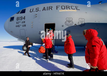 Stati Uniti Il segretario di Stato John Kerry fasi off U.S. Air Force C-17 cargo aereo al Pegasus Campo di ghiaccio dopo essere arrivati in Antartide su Novembre 11, 2016 per un tour in elicottero di ricerca degli Stati Uniti strutture intorno all isola di Ross e il Mare di Ross, e una visita alla stazione di McMurdo per imparare circa gli effetti del cambiamento climatico sul continente. Foto Stock