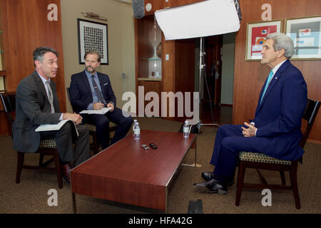Stati Uniti Il segretario di Stato John Kerry chat sulla politica in materia di tecnologia cablata con il Direttore editoriale di Rob Capps e Deputy Editor Adam Rogers il 10 ottobre 2016, al Four Seasons Silicon Valley hotel in East Palo Alto, California. Foto Stock