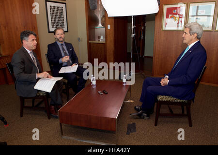 Stati Uniti Il segretario di Stato John Kerry chat sulla politica in materia di tecnologia cablata con il Direttore editoriale di Rob Capps e Deputy Editor Adam Rogers il 10 ottobre 2016, al Four Seasons Silicon Valley hotel in East Palo Alto, California. Foto Stock