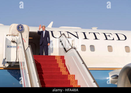 Stati Uniti Il segretario di Stato John Kerry onde addio il 15 novembre 2016, prima di uscire dall'Aeroporto Internazionale di Abu Dhabi Abu Dhabi, Emirati Arabi Uniti, a seguito di un incontro bilaterale con il Principe ereditario Sheikh Mohammed bin Zayed Al Nahyan e il ministro degli Esteri Sheikh Abdullah bin Zayed bin Sultan Al Nahyan. Foto Stock