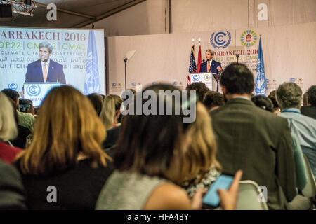 Stati Uniti Il segretario di Stato John Kerry offre commento al ventiduesimo convenzione quadro delle Nazioni Unite sui Cambiamenti Climatici Conferenza delle Parti (COP22) a Marrakech, in Marocco, il 16 novembre 2016. Foto Stock