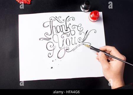 Uomo a scrivere una nota di ringraziamento calligrafia Foto Stock