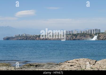 Duden cascata come visto da Lara Beach a Antalya, Turchia Foto Stock