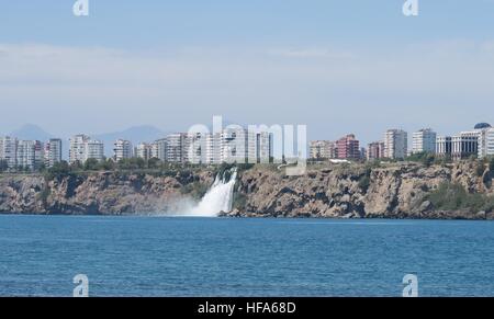 Duden cascata come visto da Lara Beach a Antalya, Turchia Foto Stock