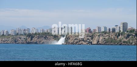 Duden cascata come visto da Lara Beach a Antalya, Turchia Foto Stock