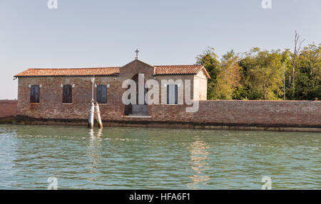 Vecchia chiesa abbandonata di San Giacomo in Paludo isola nella laguna di Venezia. Foto Stock