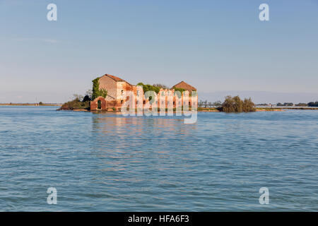 Abbandonato il vecchio edificio in rovina della Madonna del Monte isola nella laguna di Venezia. Foto Stock