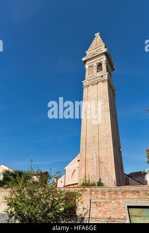 Il famoso campanile pendente della chiesa di San Martino sul isola di Burano Venezia Italia, una popolare attrazione turistica. Foto Stock