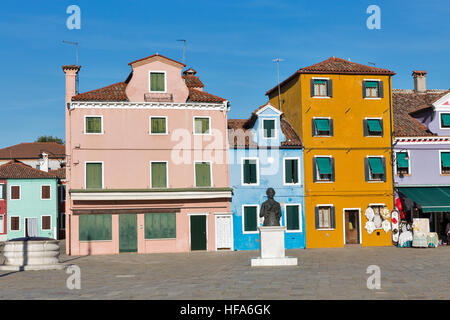 La piazza centrale e il monumento a Baldassare Galuppi, byname Il Buranello sulla famosa isola di Burano. Venezia e la laguna veneziana sono sul UNESCO W Foto Stock