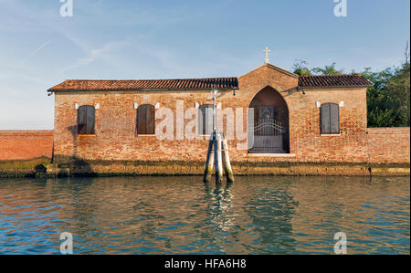 Vecchia chiesa abbandonata di San Giacomo in Paludo isola nella laguna di Venezia al tramonto, Italia. Foto Stock