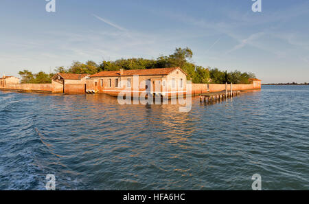 Il vecchio edificio abbandonato di San Giacomo in Paludo isola nella laguna di Venezia al tramonto, Italia. Foto Stock