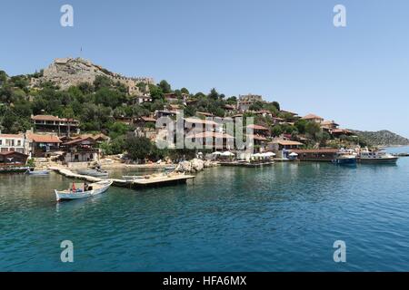 Porto di Kalekoy e Simena castello vicino Kekova island in Turchia Foto Stock