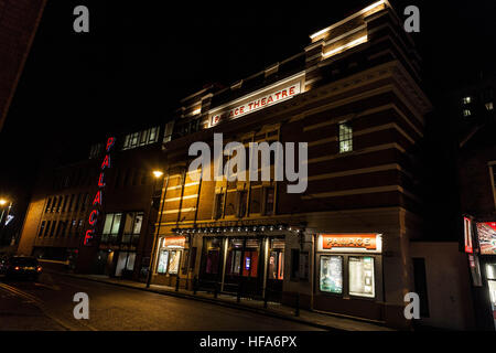 Palazzo del teatro di notte, Watford, Hertforshire, Inghilterra, Regno Unito. Foto Stock