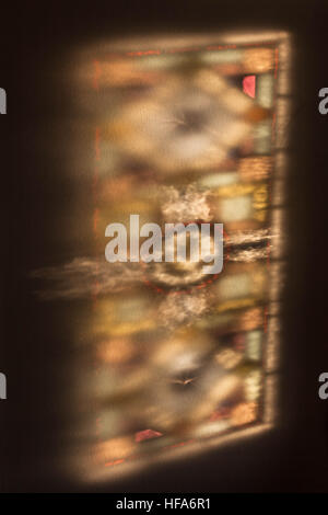 Le vetrate colorate colori e fantasie proiettate sul muro dalla luce del sole. Foto Stock