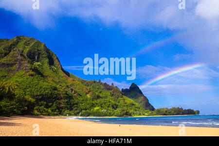 Doppio arcobaleno su Mt. Makana, chiamato Bali Hai, in Haena, Kauai Foto Stock