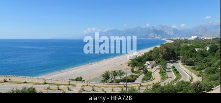 Strada alla spiaggia di Konyaalti ad Adalia, Turchia Foto Stock