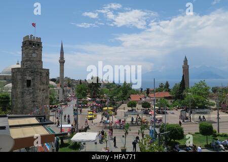 Saat Kulesi, la famosa Torre dell'orologio è una pietra miliare nella Antalyas Oldtown Kaleici, Turchia Foto Stock