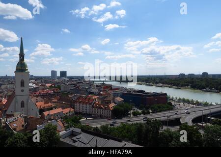 Città di Bratislava con San Martin's Cathedral e il fiume Danubio, Slovacchia Foto Stock