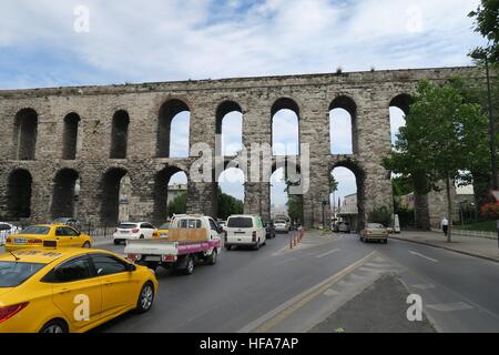 Street e vetture a Valens acquedotto nella Istanbul-Fatih, Turchia Foto Stock