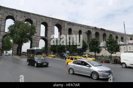 Street a Valens acquedotto nella Istanbul-Fatih, Turchia Foto Stock