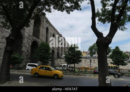 Street a Valens acquedotto nella Istanbul-Fatih, Turchia Foto Stock