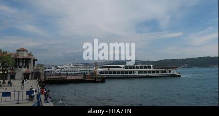 Karakoy stazione dei traghetti al Bosforo ad Istanbul in Turchia Foto Stock