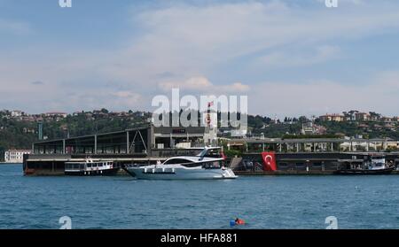 Il Galatasaray isola nel nord del Ponte sul Bosforo a Istanbul, prese dal lato europeo Foto Stock
