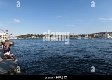 Vista dal Corno d'oro a Istanbuls Oldtown Sultanahmet con Hagia Sophia e dal Palazzo Topkapi, Turchia Foto Stock