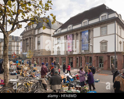 Mercato delle pulci lungo la Museumsufer in Frankfurt am Main Germania, un autunno Sabato, architettura tedesca facciata del Museo Foto Stock