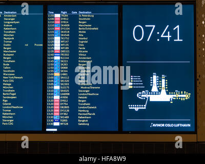 Nuovo terminal dell aeroporto di Oslo Norvegia 2016, information board mostra nazionale e partenze internazionali e il layout delle porte Foto Stock