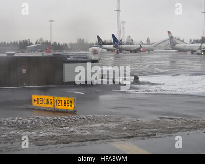 Zona di sbrinamento all aeroporto di Oslo in Norvegia, una vita di routine importante prima di prendere il via nella stagione invernale Foto Stock