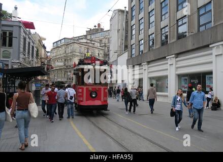 Il tram che passa attraverso Istiklal Caddesi in una strada di Istanbul, Turchia Foto Stock