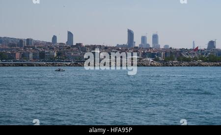 ISTANBUL, Turchia - Kadikoy distretto come visto da un traghetto nel Mar di Marmara Foto Stock