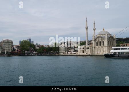 La Moschea Ortakoy con Ponte sul Bosforo - collegamento tra Europa e Asia, ad Istanbul in Turchia Foto Stock