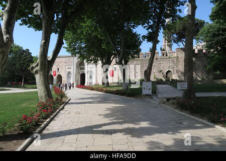 Ingresso al Palazzo di Topkapi Palace parco nei pressi di Hagia Sophia in Istanbul, Turchia Foto Stock