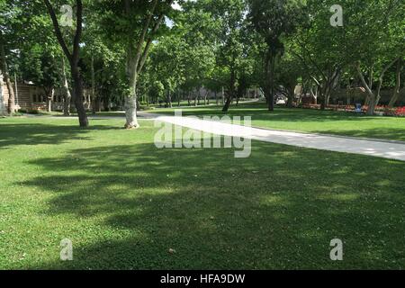 Parco al di fuori del Palazzo Topkapi ad Istanbul in Turchia Foto Stock