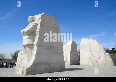 Martin Luther King Jr. Memorial, Washington DC, che mostra la figura principale, a forma di montagna portale d ingresso e le mura di cinta con citazioni. Foto Stock